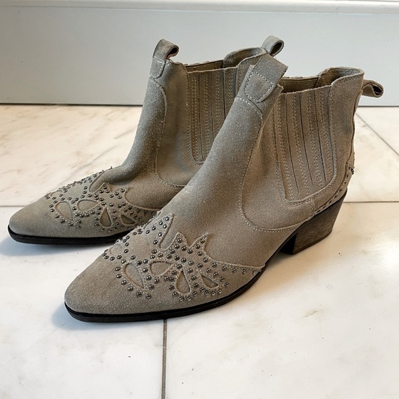 Amuse Society x Matisse, 7, khaki stone light brown studded suede ankle boot EUC - Picture 2 of 11